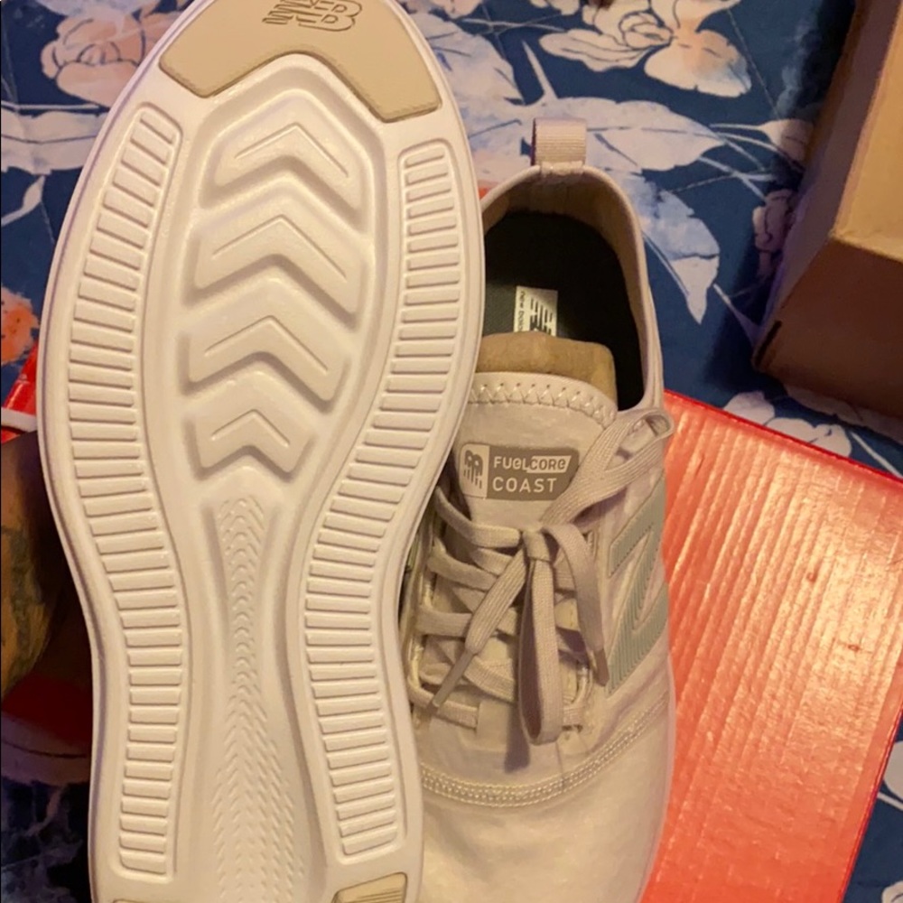 New balance - Picture 2 of 2